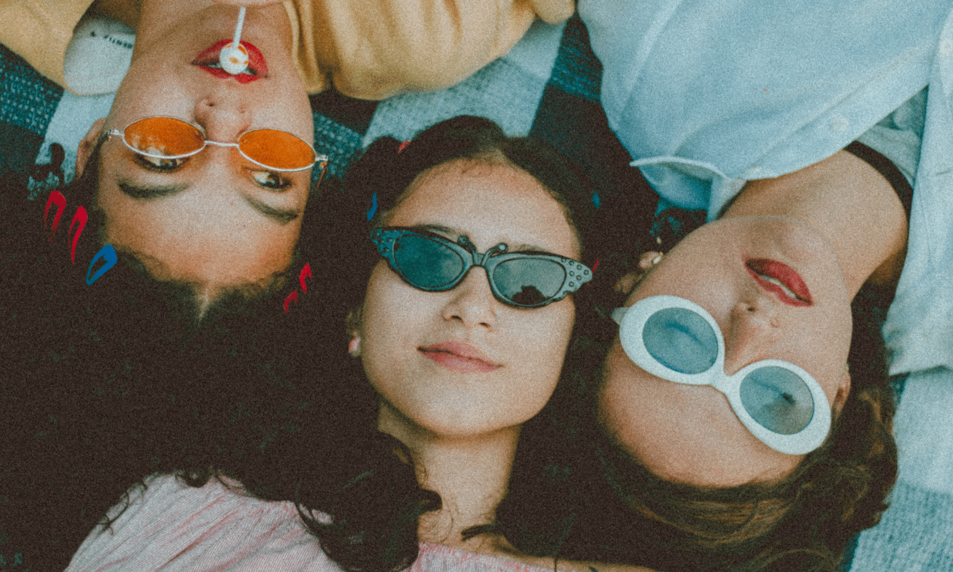 des filles avec des lunettes et une sucette